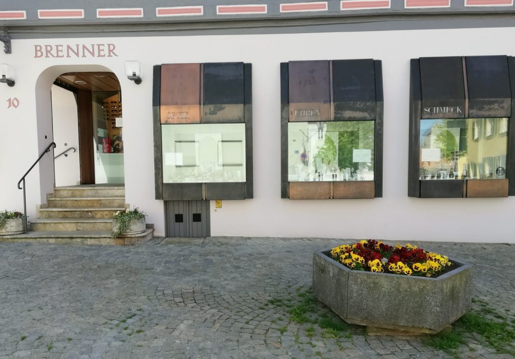Eingang und Schaufensterfront von Optik Brenner